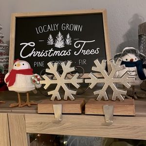 Set of 4 snowflake stocking holders, metal with wood base ❄️